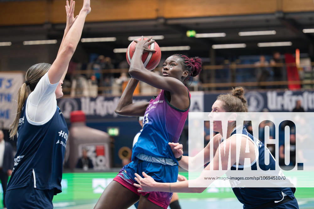 Alexia Allesch Lions, 0 , Mariam Hasle Lagemann Angels, 13 , Romy Bär Lions, 46 , Syntainics MBC vs Eigner Angels Nördlingen, Basketball, Women, Bundesliga, Season 2025 26, 8 Matchday, 22 11 2025 Weißenfels Stadthalle Sachsen Anhalt Germany