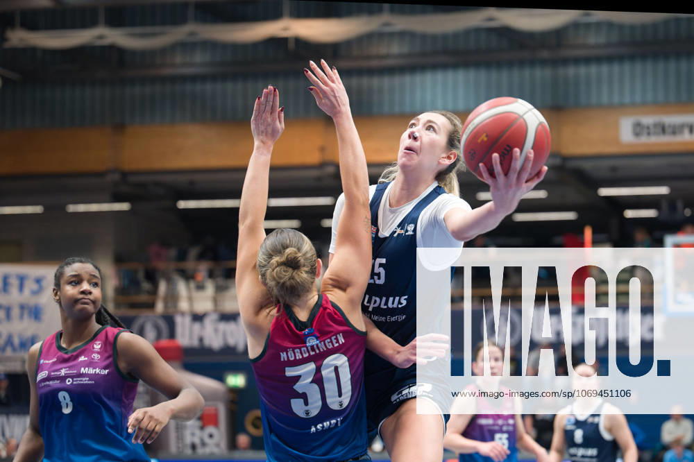 Samatha Ashby Angels, 30 , Sona Svetlikova Lions, 15 , Syntainics MBC vs Eigner Angels Nördlingen, Basketball, Women, Bundesliga, Season 2025 26, 8 Matchday, 22 11 2025 Weißenfels Stadthalle Sachsen Anhalt Germany