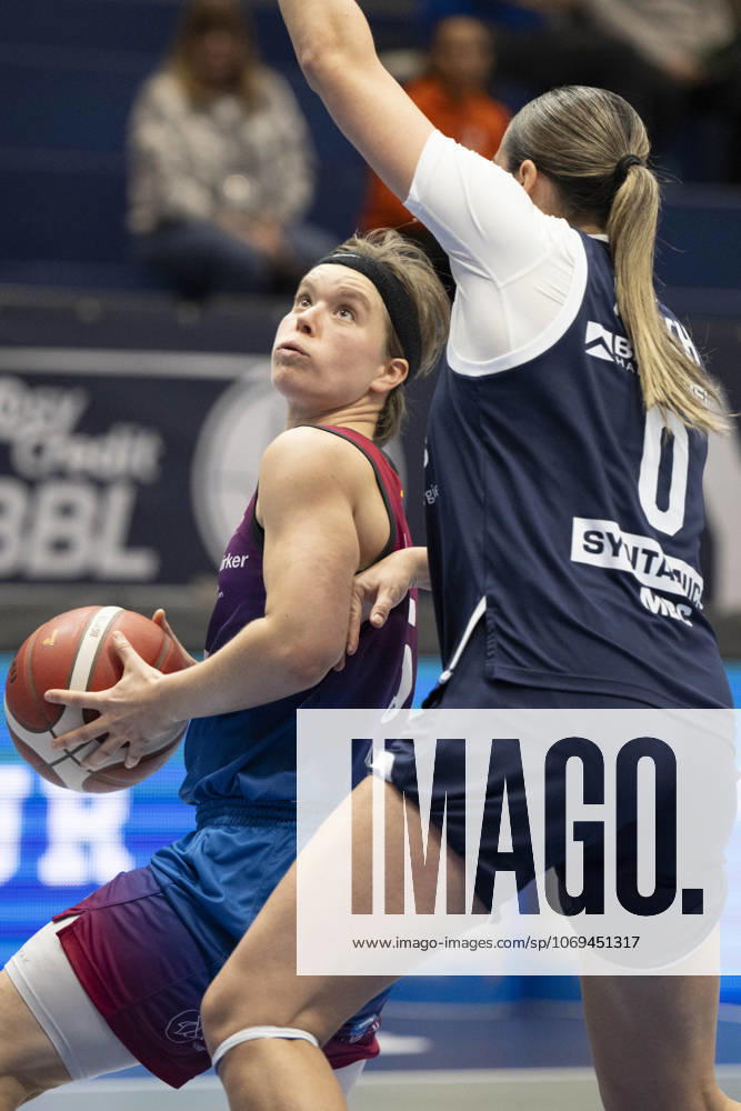 Toyota DBBL 2025 2026 Syntainics MBC vs Eigener Angels Nördlingen Halle Saale, Germany November 22, 2025 In the picture from left in the duel Pauline Mayer Noerdlingen and Alexia Allesch Halle Weissenfels Stadthalle Weissenfels Saxony Anhalt Germany