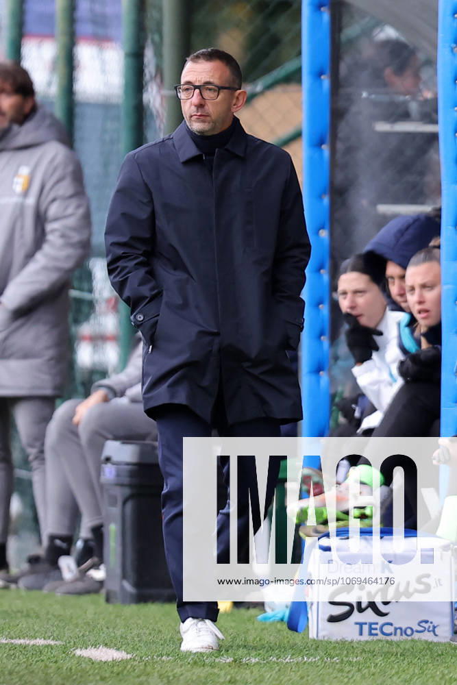 CALCIO - Serie A Femminile - Ternana Women vs Parma Calcio the coach Valenti Giovanni (Parma) during Italian women s series A, match Ternana Women vs Parma Calcio 22 November 2025 at the Moreno Gubbiotti stadiumin Narni Italy (Photo by Luca Marchetti LiveMedia) during Ternana Women vs Parma Calcio, Italian football Serie A Women match in Narni (TR), Italy, November 22 2025 Narni (TR) Italy