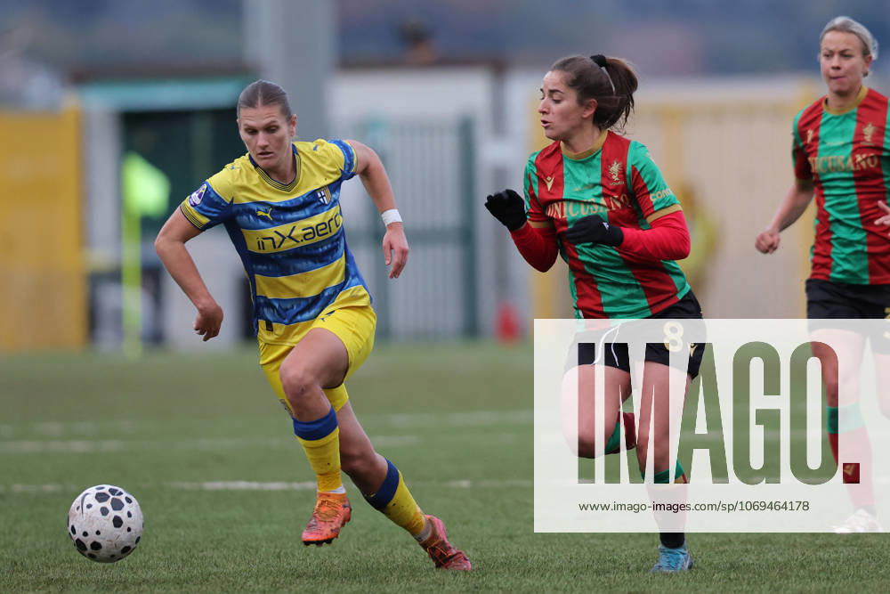 CALCIO - Serie A Femminile - Ternana Women vs Parma Calcio Pinther Viktoria (Parma) vs Pastrenge Lucia (Ternana) during Italian women s series A, match Ternana Women vs Parma Calcio 22 November 2025 at the Moreno Gubbiotti stadiumin Narni Italy (Photo by Luca Marchetti LiveMedia) during Ternana Women vs Parma Calcio, Italian football Serie A Women match in Narni (TR), Italy, November 22 2025 Narni (TR) Italy