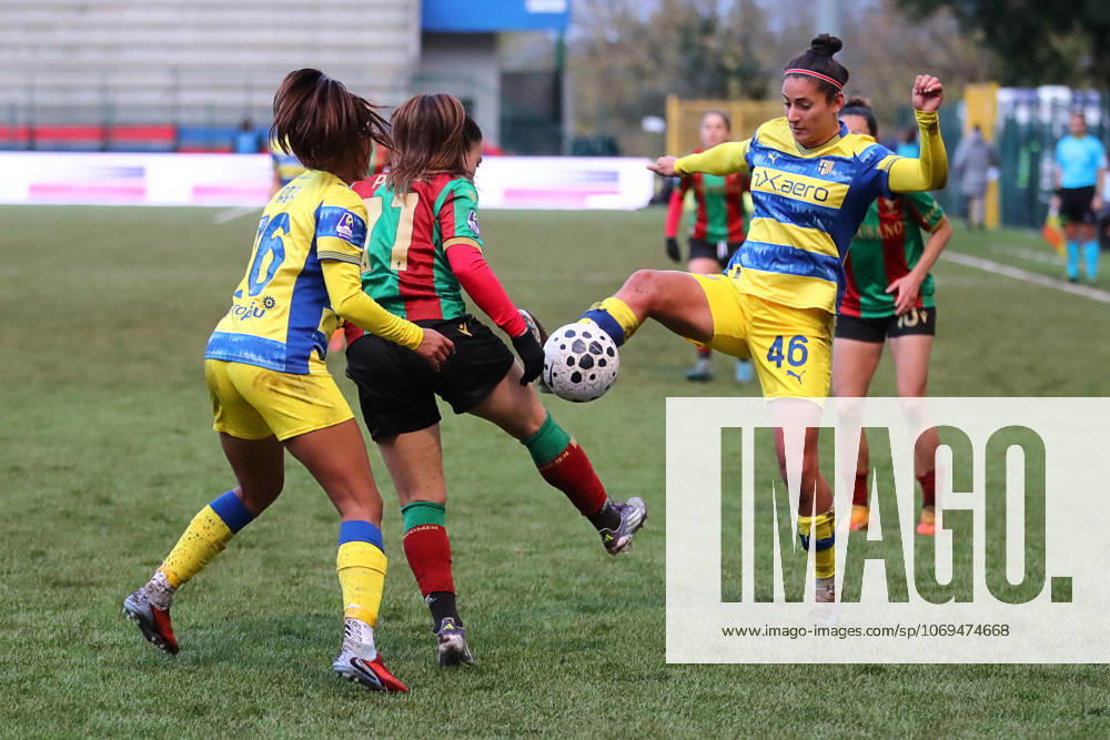 CALCIO - Serie A Femminile - Ternana Women vs Parma Calcio Perone Valeria (Ternana) vs Bendette Veronica (Parma) during Italian women s series A, match Ternana Women vs Parma Calcio 22 November 2025 at the Moreno Gubbiotti stadiumin Narni Italy (Photo by Luca Marchetti LiveMedia) during Ternana Women vs Parma Calcio, Italian football Serie A Women match in Narni (TR), Italy, November 22 2025 Narni (TR) Italy