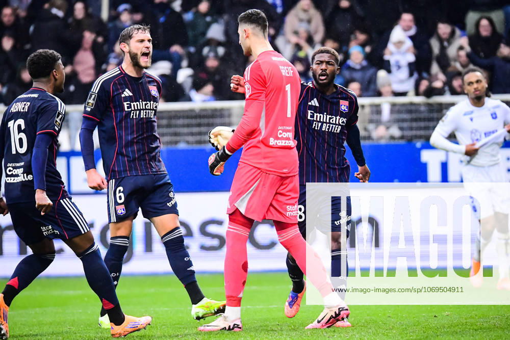 Joie des joueurs de lOL pares le penalty arrêtà de Dominik Greif (OL)