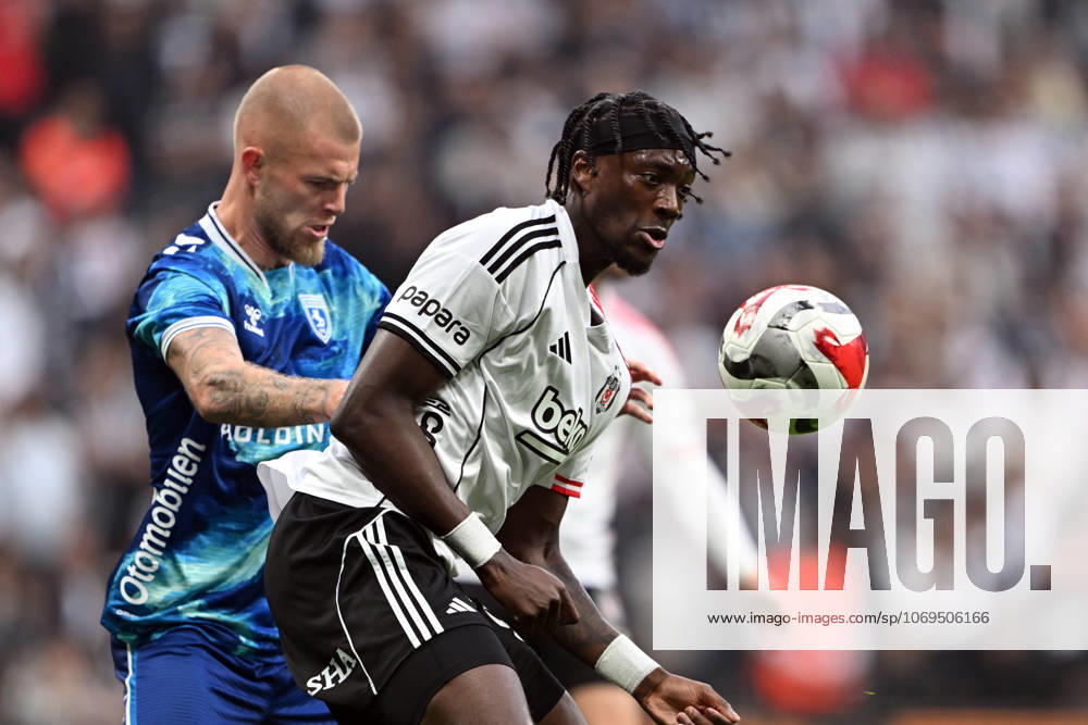 Besiktas v Samsunspor - Turkish Super Lig ISTANBUL, TURKIYE - NOVEMBER 23: Tammy Abraham (R) of Besiktas in action against Rick Van Drongelen (L) of Samsunspor during the Turkish Super Lig week 13 match between Besiktas and Samsunspor at Tupras Stadium in Istanbul, Turkiye on November 23, 2025. Serhat Cagdas Anadolu Istanbul Turkey. Editorial use only. Please get in touch for any other usage.