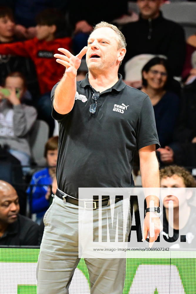 Basketball Season 2025 2026 2 Bundesliga Pro A 10 Matchday Nuremberg Falcons Basketball Club NBC BBC Bayreuth AlSch Ralph Junge Trainer Headcoach Nuremberg Falcons BC NBC indicates gestures directs gives instructions