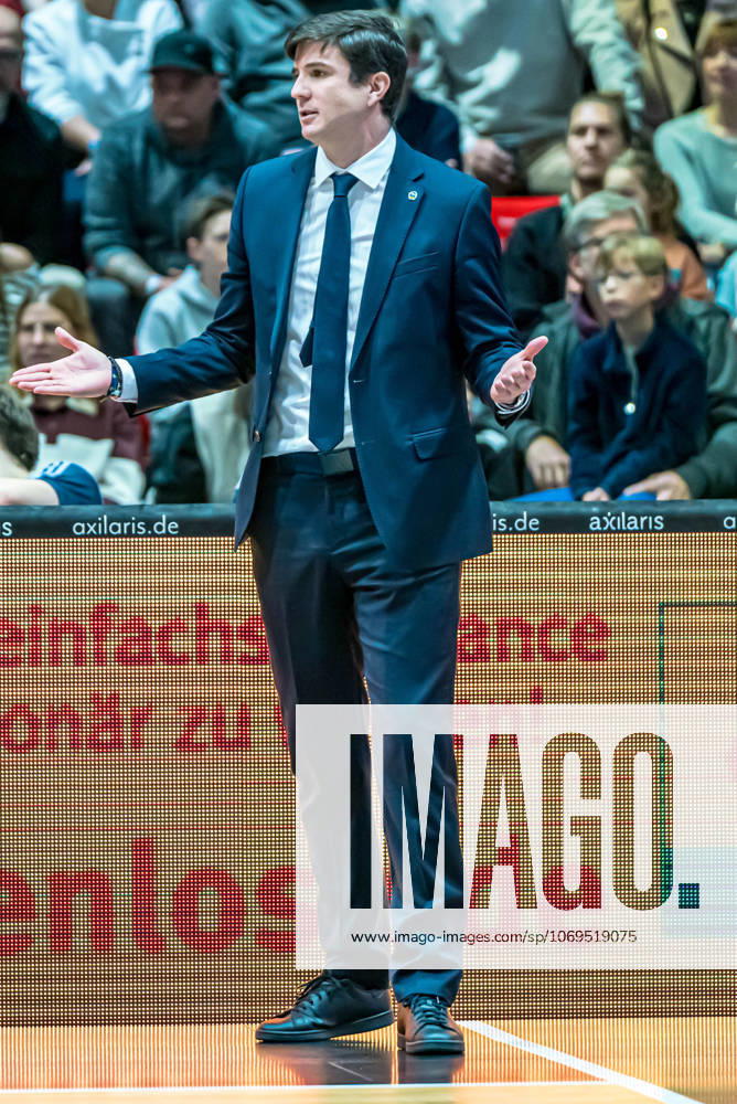Chemnitz, Germany 23 November 2025 1 BBL 2025 2026 Niners Chemnitz vs Alba Berlin In the picture Head Coach Pedro Calles Berlin
