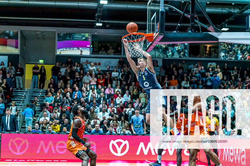 Chemnitz, Germany 23 November 2025 1 BBL 2025 2026 Niners Chemnitz vs Alba Berlin In the picture Corey Davis 99 with a dunking