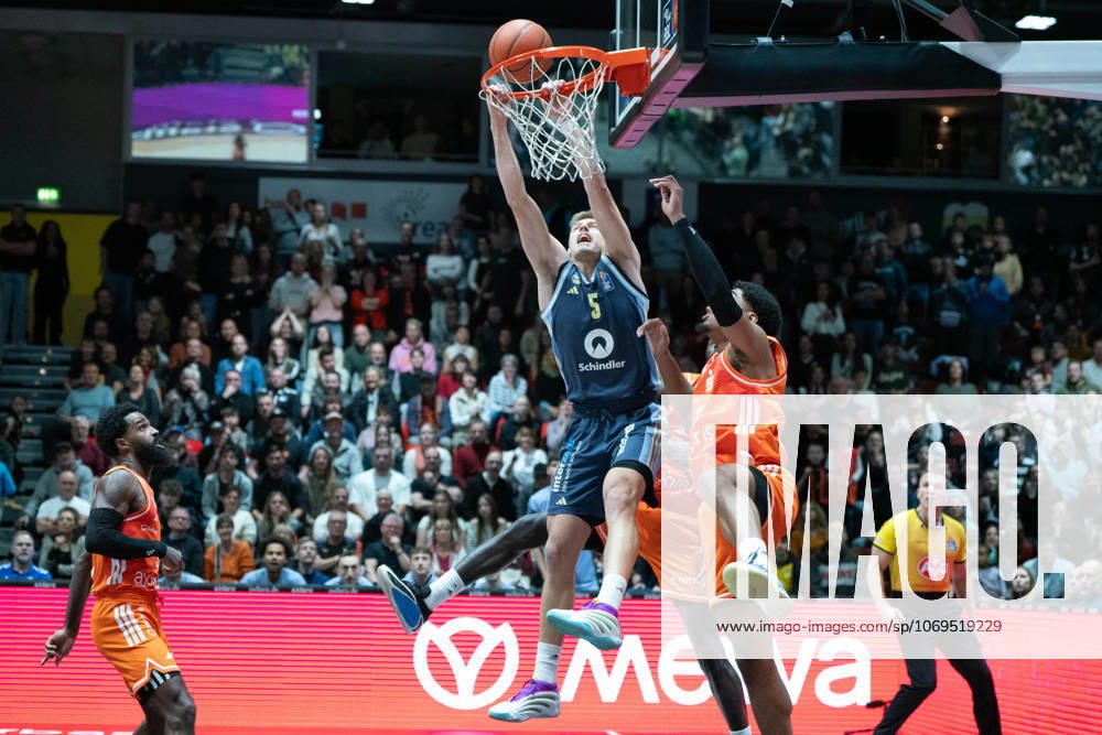 Chemnitz, Germany 23 November 2025 1 BBL 2025 2026 Niners Chemnitz vs Alba Berlin In the picture from left in the duel Sam Griesel Berlin with a dunking and Kostja Mushidi 99 at the basket