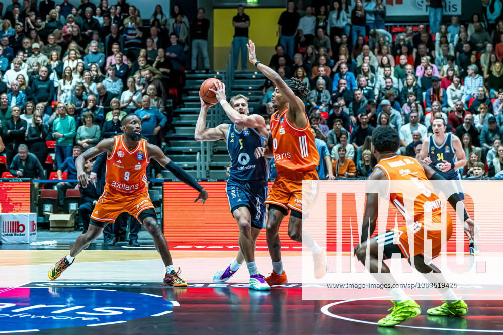 Chemnitz, Germany 23 November 2025 1 BBL 2025 2026 Niners Chemnitz vs Alba Berlin In the picture from left in the duel John Newman III 99 , Sam Griesel Berlin and Kevin Yebo 99