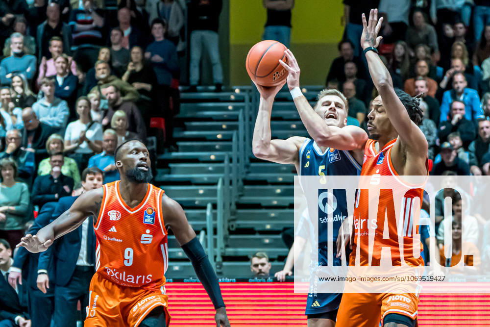 Chemnitz, Germany 23 November 2025 1 BBL 2025 2026 Niners Chemnitz vs Alba Berlin In the picture from left in the duel John Newman III 99 , Sam Griesel Berlin and Kevin Yebo 99