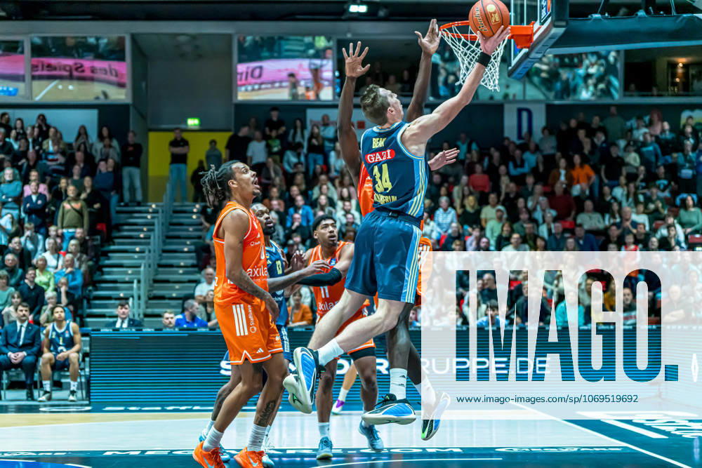 Chemnitz, Germany 23 November 2025 1 BBL 2025 2026 Niners Chemnitz vs Alba Berlin In the picture Justin Bean Berlin with a dunking