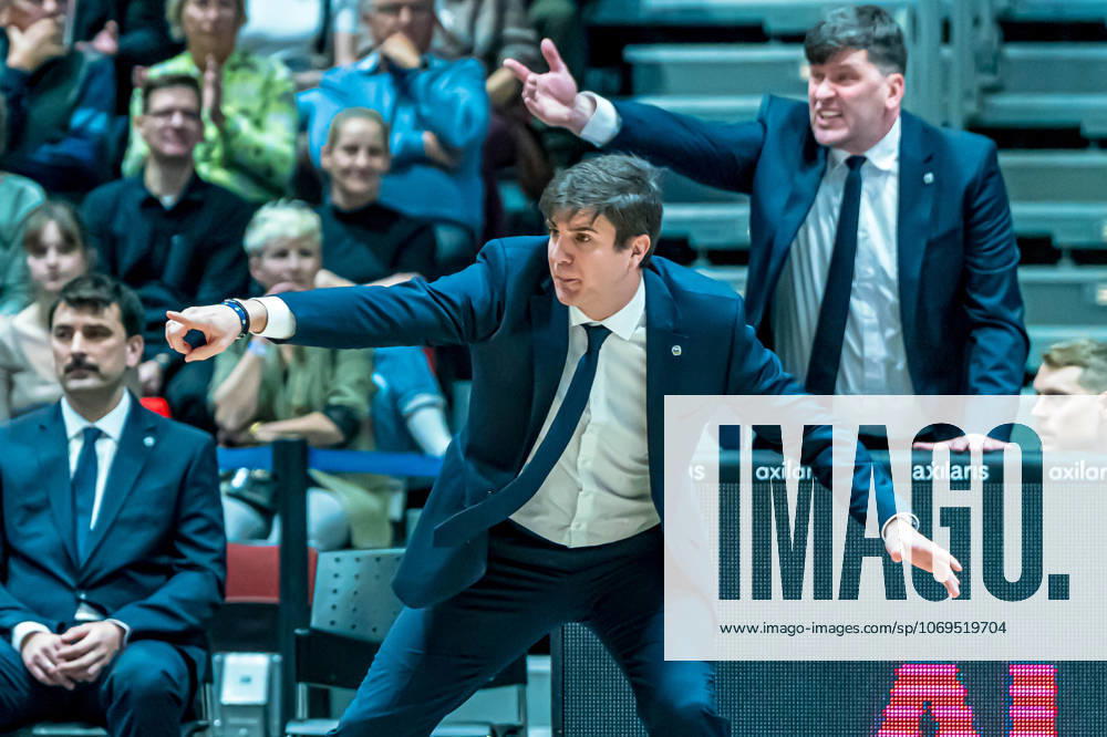 Chemnitz, Germany 23 November 2025 1 BBL 2025 2026 Niners Chemnitz vs Alba Berlin In the picture Head Coach Pedro Calles Berlin 1 v li