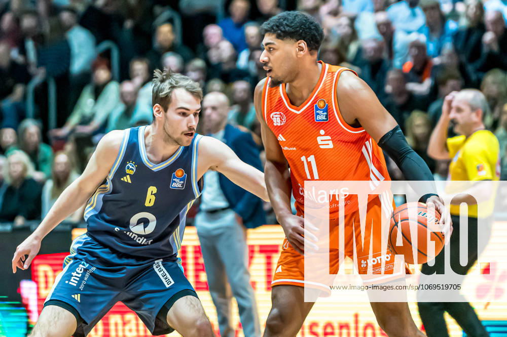 Chemnitz, Germany 23 November 2025 1 BBL 2025 2026 Niners Chemnitz vs Alba Berlin In the picture from left in the duel Malte Delow Berlin and Kostja Mushidi 99