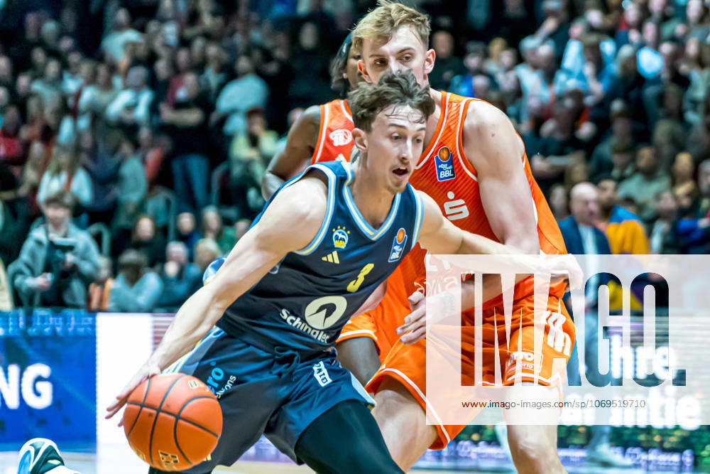 Chemnitz, Germany 23 November 2025 1 BBL 2025 2026 Niners Chemnitz vs Alba Berlin In the picture from left in the duel Alex O Connell Berlin and Julian Steinfeld 99