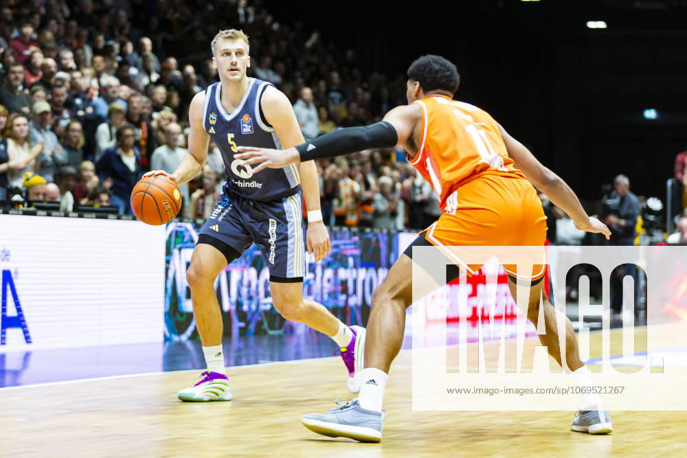 Basketball easyCredit BBL Bundesliga, NINERS Chemnitz Alba Berlin v l Sam Griesel Alba Berlin on the ball in a duel with Kostja Mushidi Niners Chemnitz Chemnitz