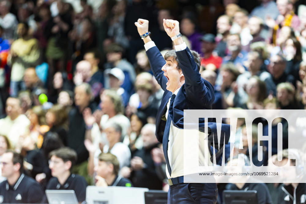 Basketball easyCredit BBL Bundesliga, NINERS Chemnitz Alba Berlin v l Pedro Calles Alba Berlin Head Coach Coach Chemnitz