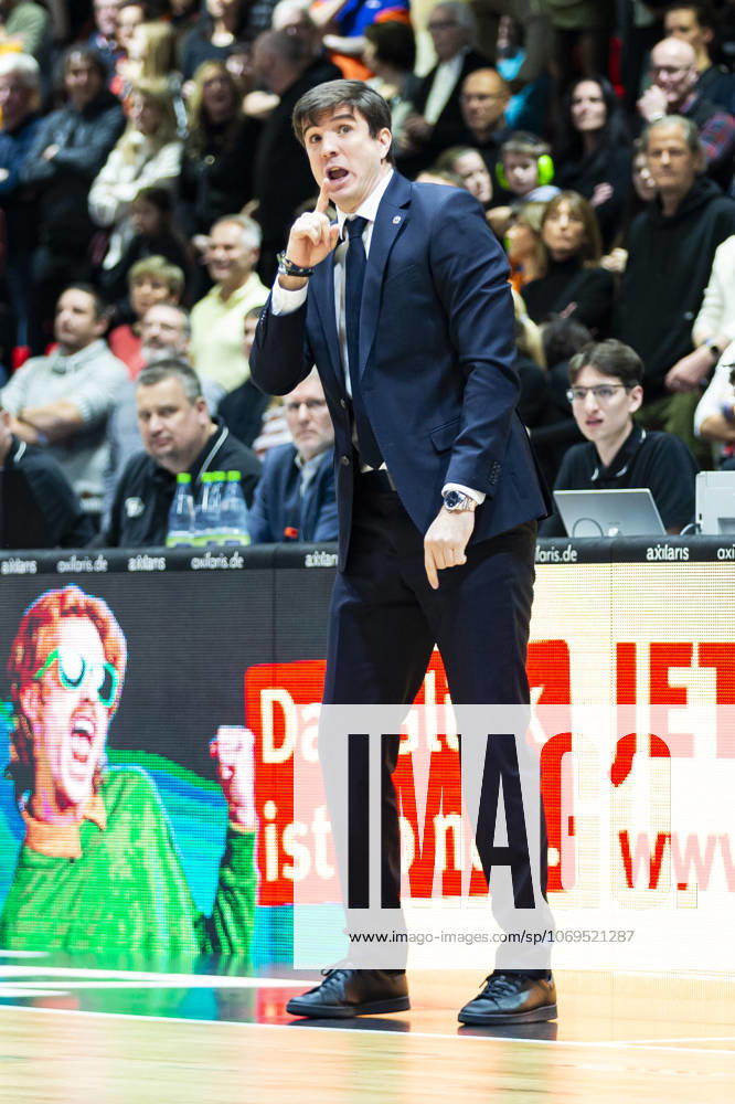 Basketball easyCredit BBL Bundesliga, NINERS Chemnitz Alba Berlin v l Pedro Calles Alba Berlin Head Coach Coach Chemnitz