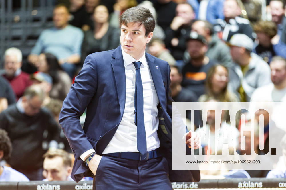 Basketball easyCredit BBL Bundesliga, NINERS Chemnitz Alba Berlin v l Pedro Calles Alba Berlin Head Coach Coach Chemnitz