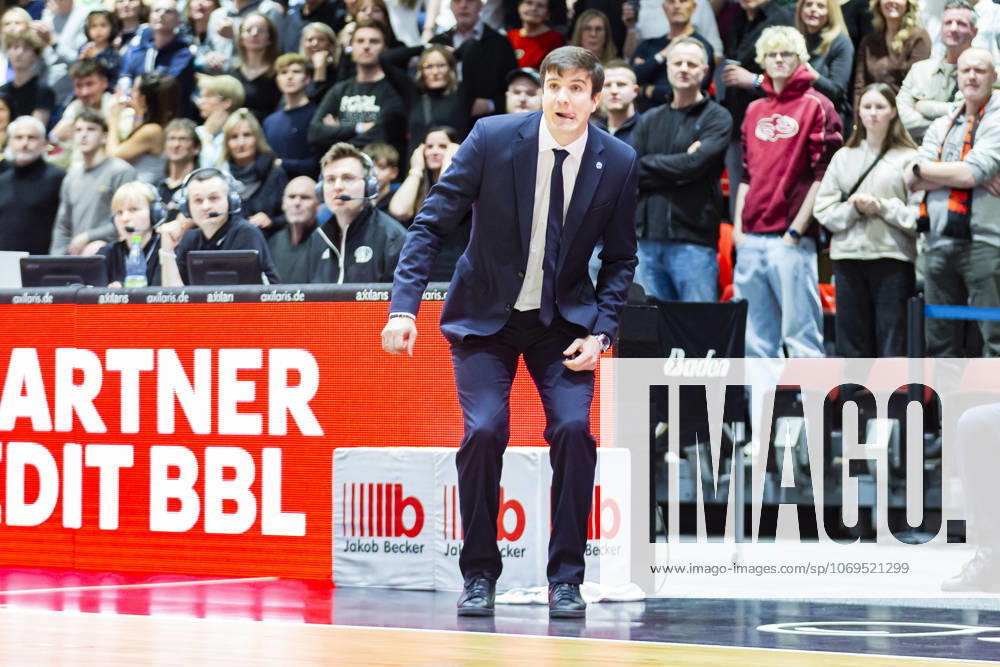 Basketball easyCredit BBL Bundesliga, NINERS Chemnitz Alba Berlin v l Pedro Calles Alba Berlin Head Coach Coach Chemnitz