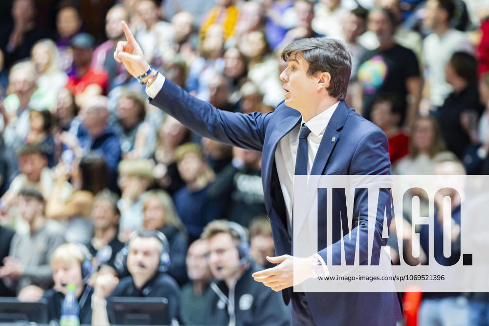 Basketball easyCredit BBL Bundesliga, NINERS Chemnitz Alba Berlin v l Pedro Calles Alba Berlin Head Coach Coach Chemnitz