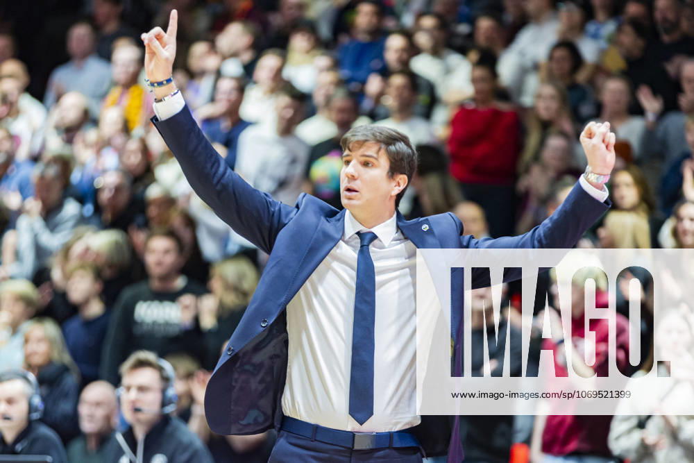 Basketball easyCredit BBL Bundesliga, NINERS Chemnitz Alba Berlin v l Pedro Calles Alba Berlin Head Coach Coach Chemnitz