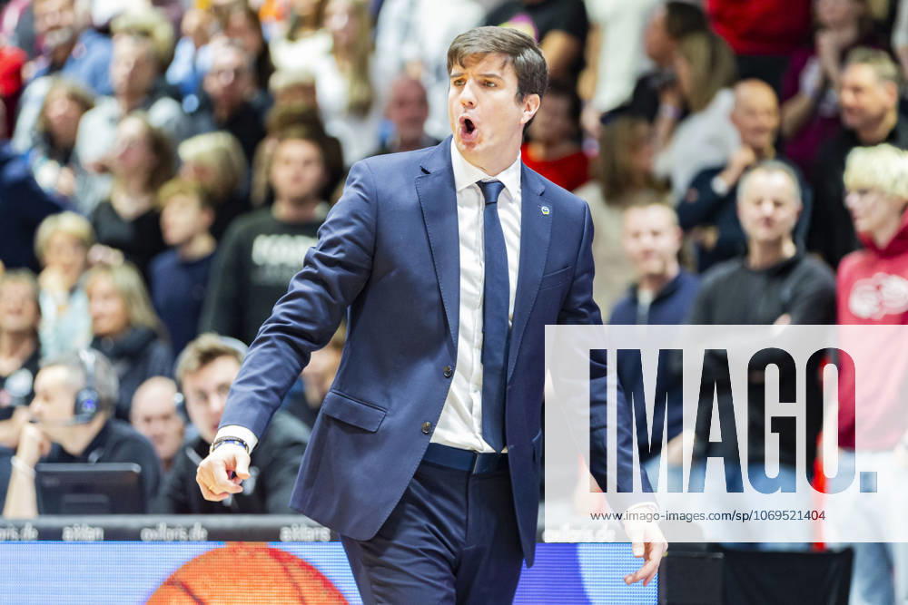 Basketball easyCredit BBL Bundesliga, NINERS Chemnitz Alba Berlin v l Pedro Calles Alba Berlin Head Coach Coach Chemnitz