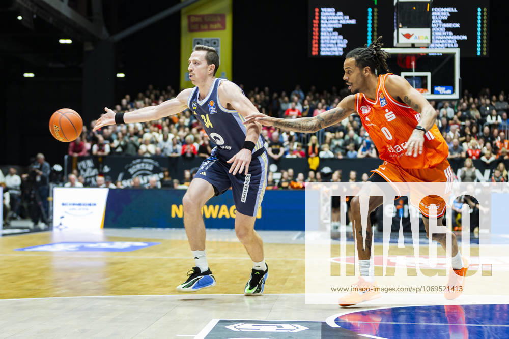 Basketball easyCredit BBL Bundesliga, NINERS Chemnitz Alba Berlin v l Justin Bean Alba Berlin on the ball in a duel with Kevin Yebo Niners Chemnitz Chemnitz