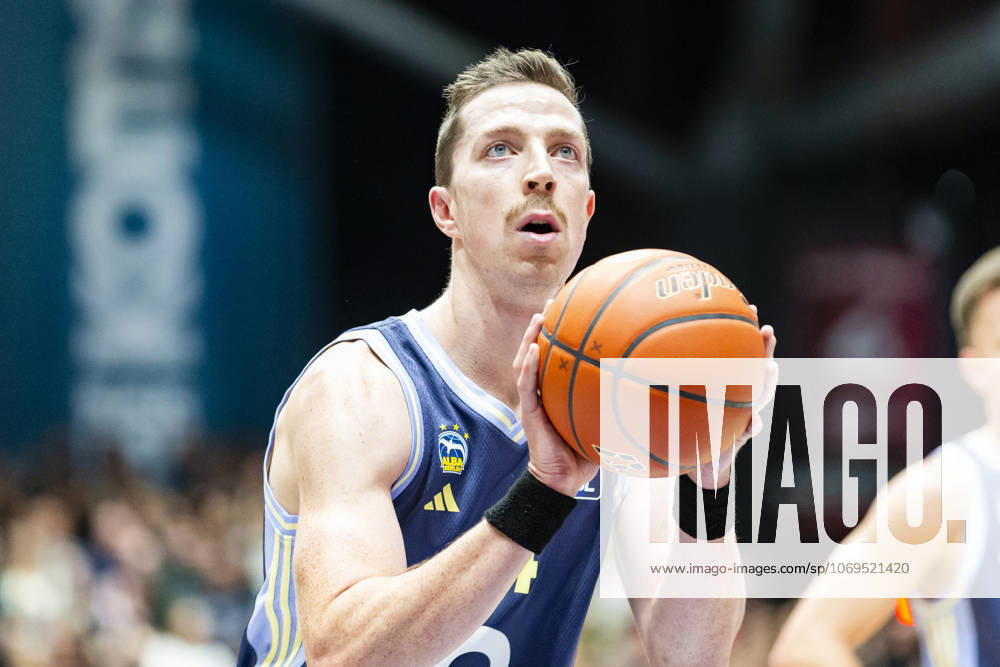 Basketball easyCredit BBL Bundesliga, NINERS Chemnitz Alba Berlin v l Justin Bean Alba Berlin on the ball Portrait, Portraet, Chemnitz
