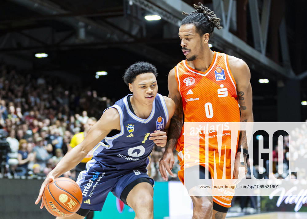Basketball easyCredit BBL Bundesliga, NINERS Chemnitz Alba Berlin v l Jack Kayil Alba Berlin on the ball in a duel with Kevin Yebo Niners Chemnitz Chemnitz