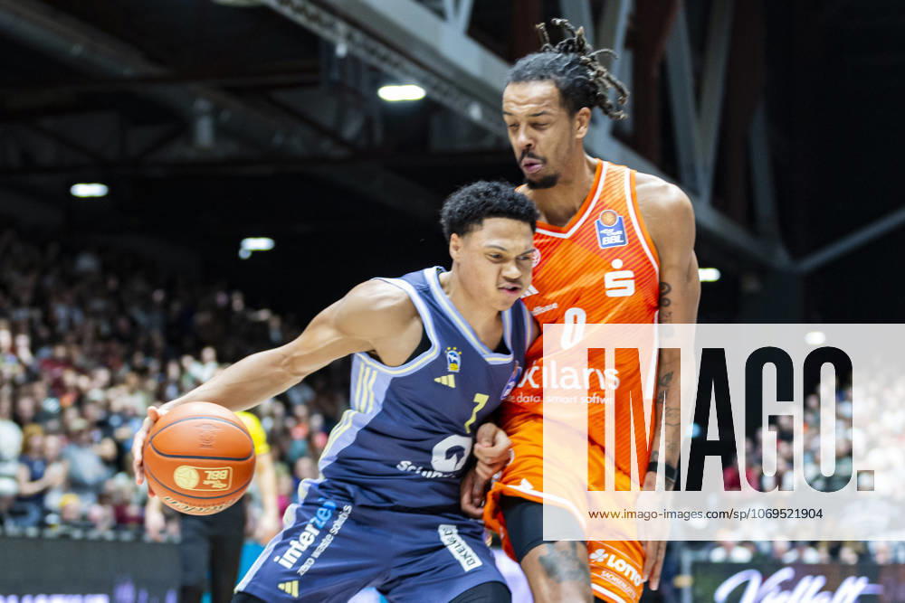 Basketball easyCredit BBL Bundesliga, NINERS Chemnitz Alba Berlin v l Jack Kayil Alba Berlin on the ball in a duel with Kevin Yebo Niners Chemnitz Chemnitz