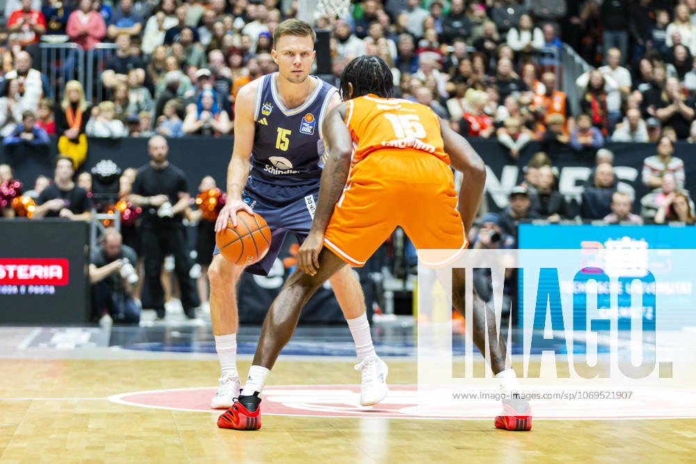 Basketball easyCredit BBL Bundesliga, NINERS Chemnitz Alba Berlin v l Martin Hermannsson Alba Berlin on the ball in a duel with Tyron Brewer Niners Chemnitz Chemnitz