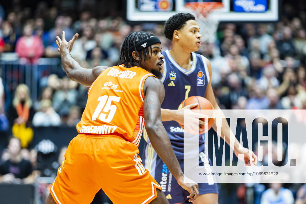 Basketball easyCredit BBL Bundesliga, NINERS Chemnitz Alba Berlin v l Jack Kayil Alba Berlin and Tyron Brewer Niners Chemnitz in a duel on the ball Chemnitz