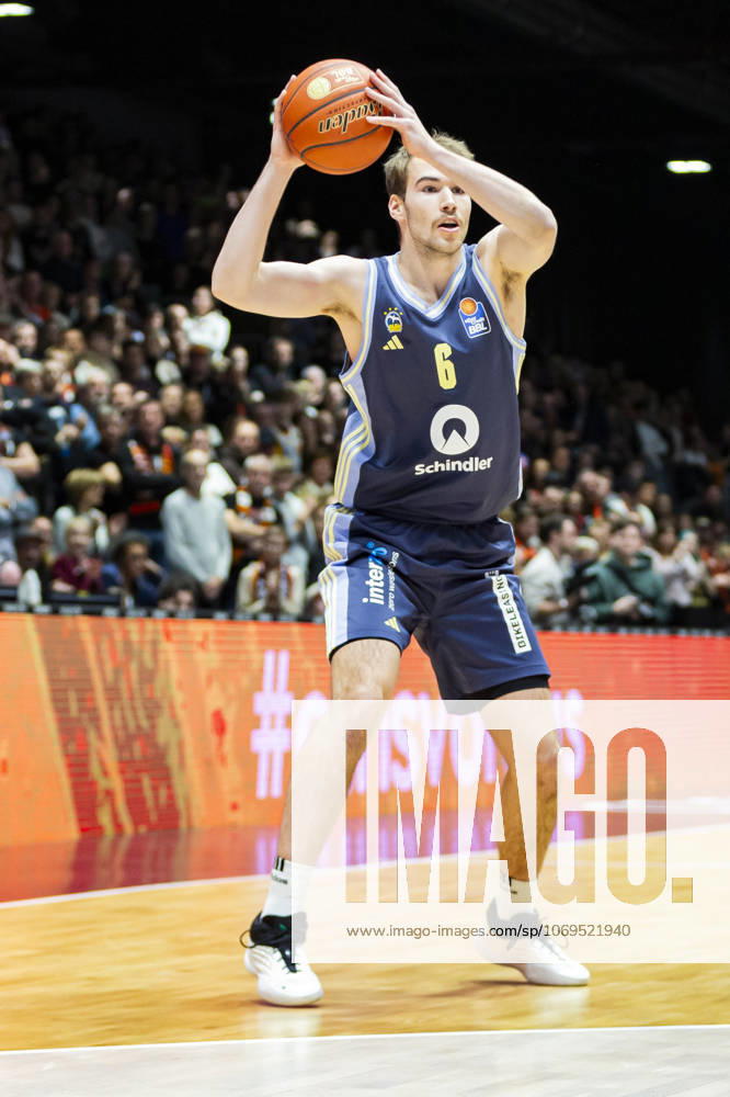 Basketball easyCredit BBL Bundesliga, NINERS Chemnitz Alba Berlin v l Malte Delow Alba Berlin on the ball single image, clipping, Chemnitz