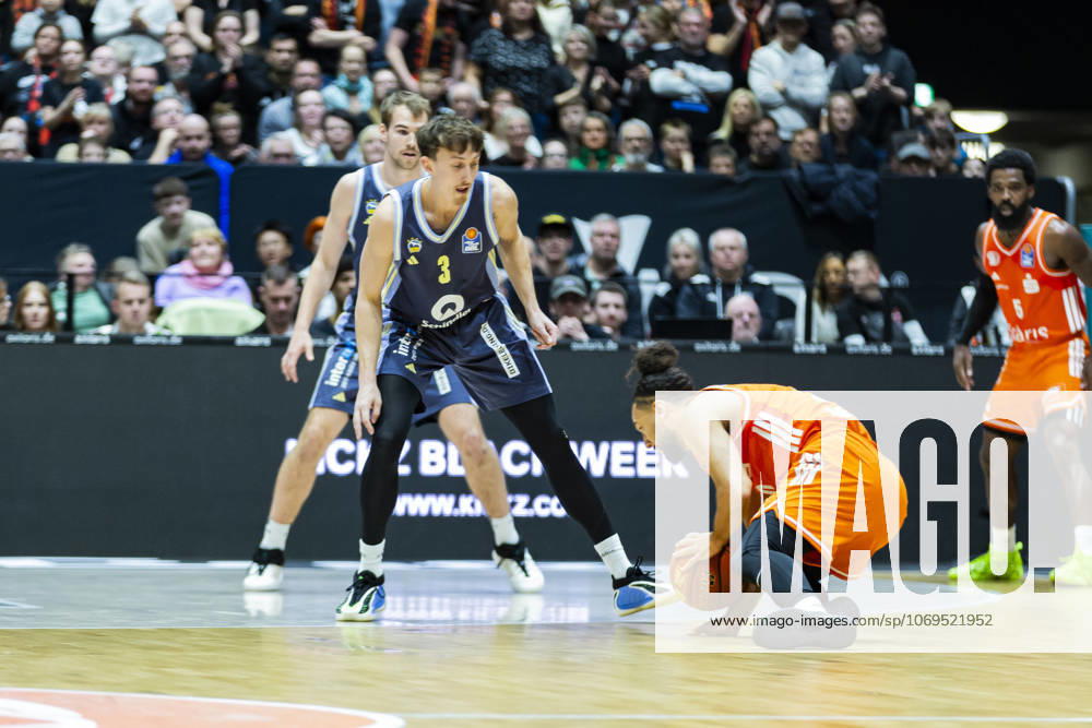 Basketball easyCredit BBL Bundesliga, NINERS Chemnitz Alba Berlin v l Kaza Keane Niners Chemnitz and Alex O Connell Alba Berlin in a duel on the ball Chemnitz