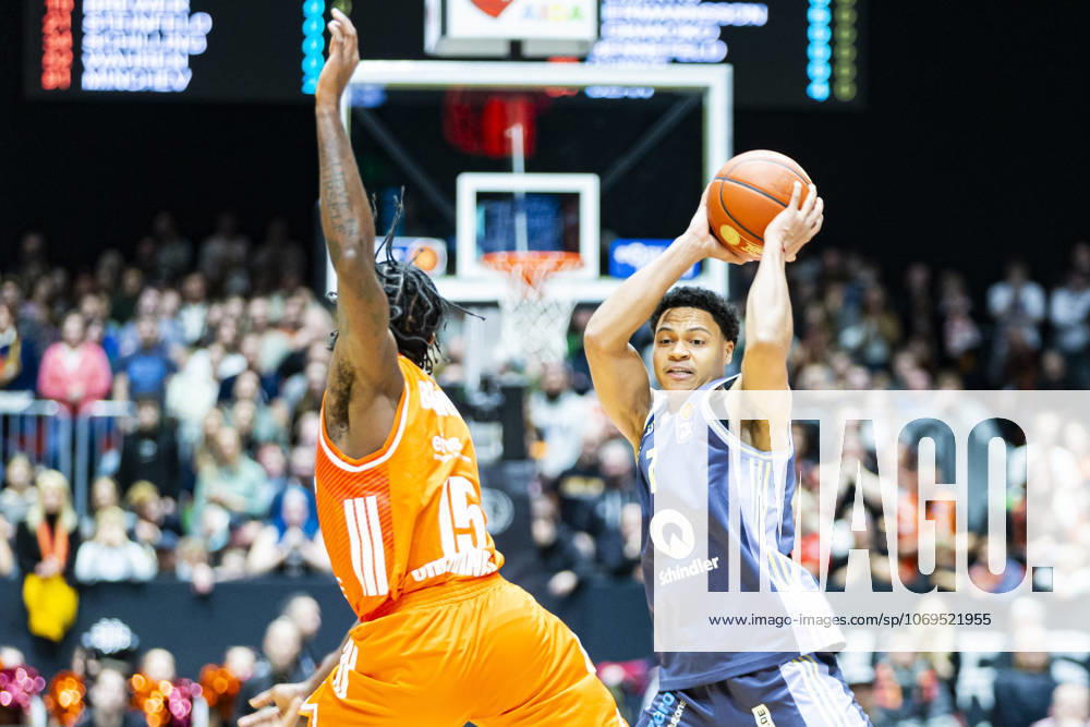 Basketball easyCredit BBL Bundesliga, NINERS Chemnitz Alba Berlin v l Tyron Brewer Niners Chemnitz and Jack Kayil Alba Berlin in a duel on the ball Chemnitz