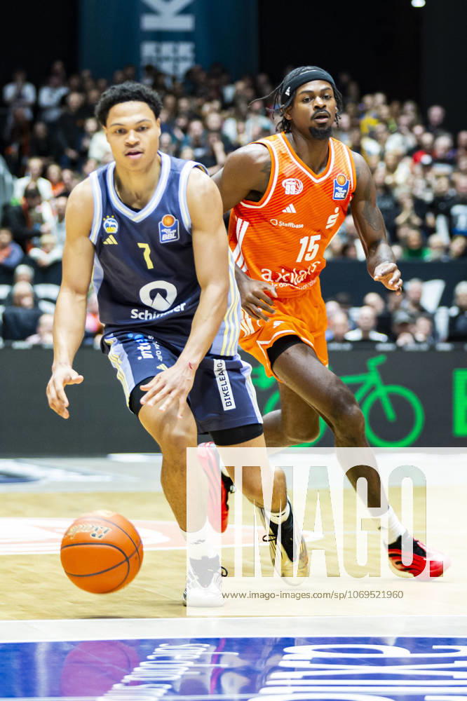 Basketball easyCredit BBL Bundesliga, NINERS Chemnitz Alba Berlin v l Tyron Brewer Niners Chemnitz and Jack Kayil Alba Berlin in a duel on the ball Chemnitz