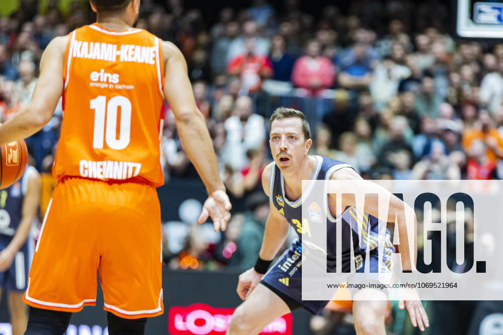 Basketball easyCredit BBL Bundesliga, NINERS Chemnitz Alba Berlin v l Justin Bean Alba Berlin waits for Kaza Keane Niners Chemnitz Chemnitz
