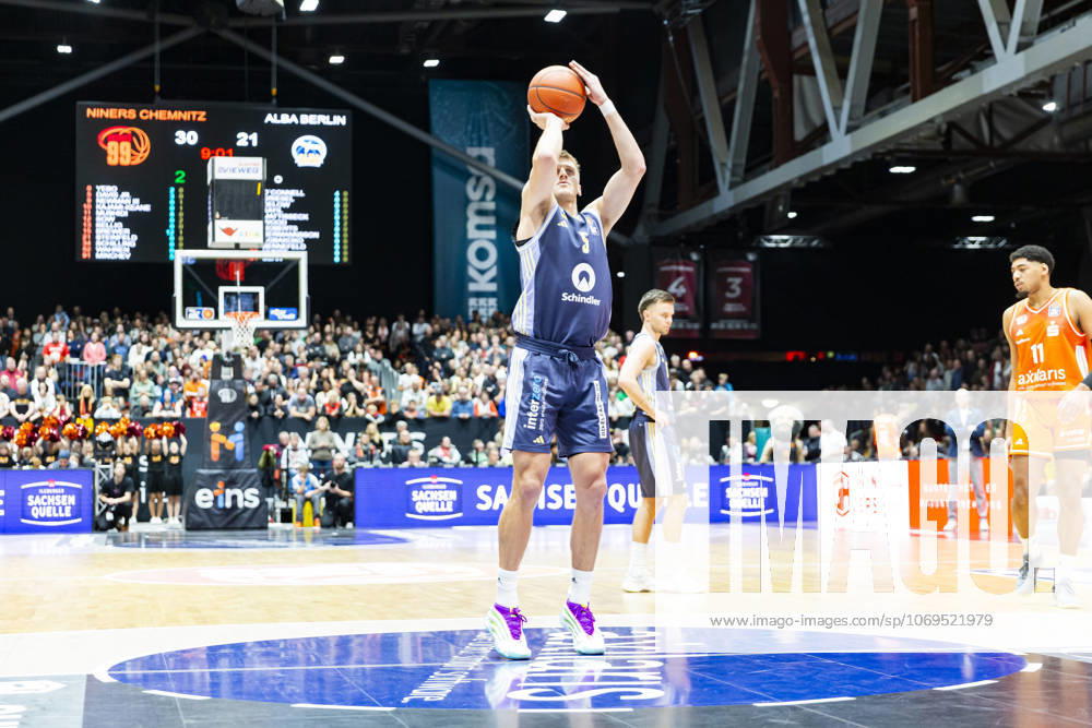 Basketball easyCredit BBL Bundesliga, NINERS Chemnitz Alba Berlin v l Sam Griesel Alba Berlin on the ball free throw Chemnitz