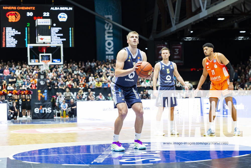 Basketball easyCredit BBL Bundesliga, NINERS Chemnitz Alba Berlin v l Sam Griesel Alba Berlin on the ball free throw Chemnitz