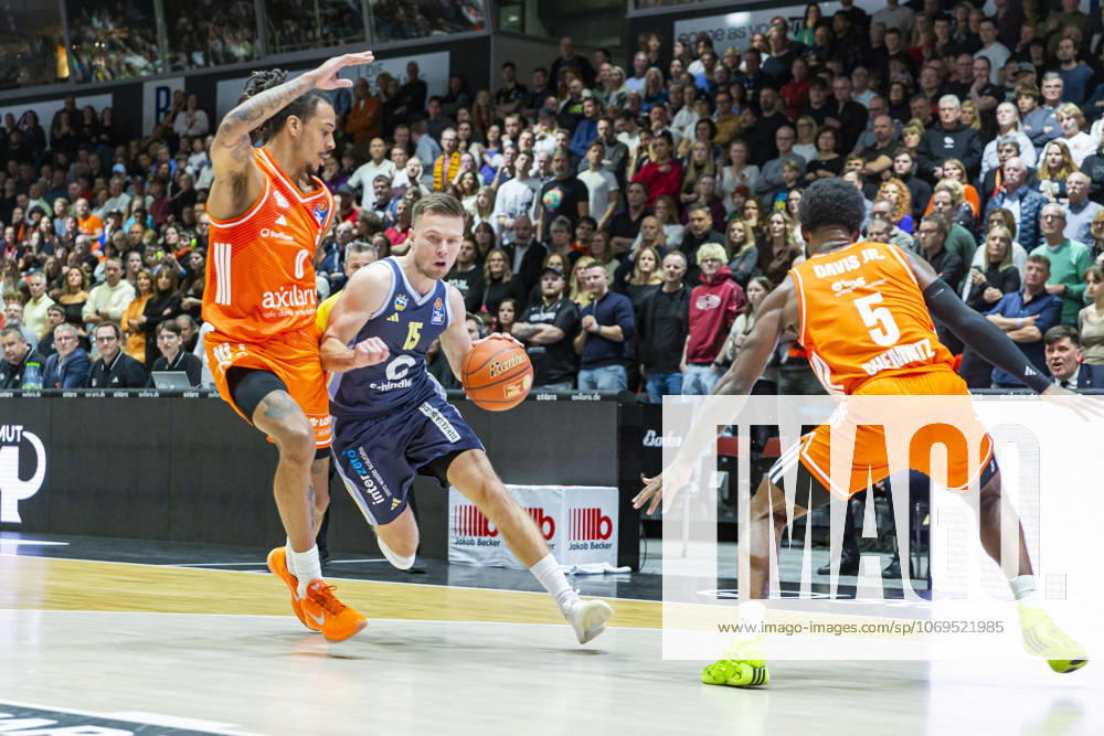 Basketball easyCredit BBL Bundesliga, NINERS Chemnitz Alba Berlin v l Kevin Yebo Niners Chemnitz and Martin Hermannsson Alba Berlin in a duel on the ball Chemnitz