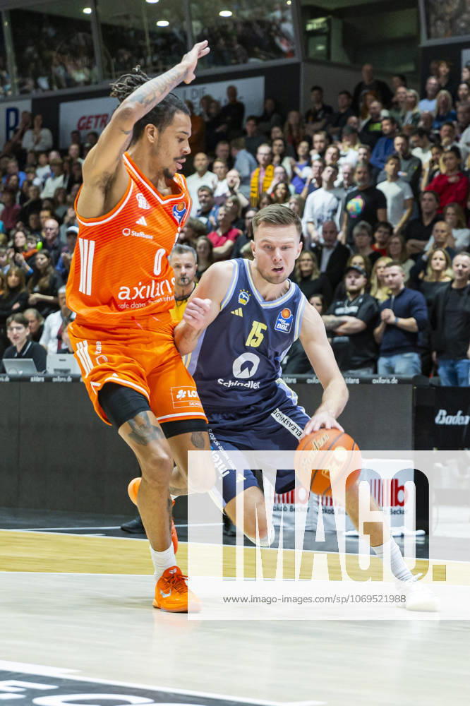 Basketball easyCredit BBL Bundesliga, NINERS Chemnitz Alba Berlin v l Kevin Yebo Niners Chemnitz and Martin Hermannsson Alba Berlin in a duel on the ball Chemnitz