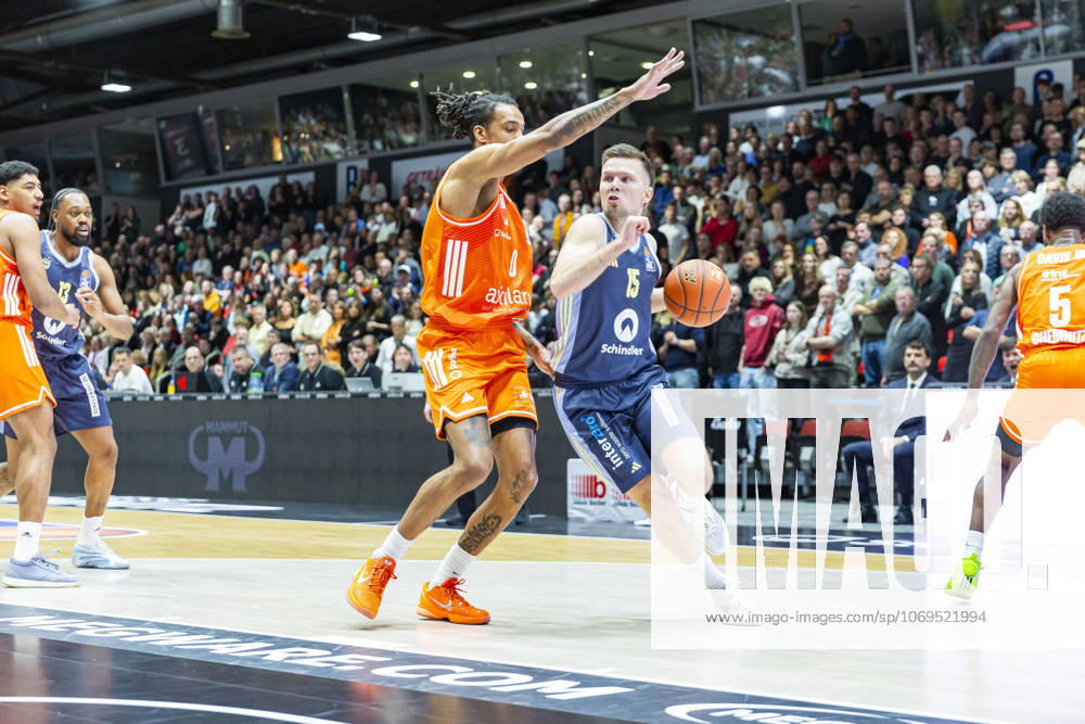 Basketball easyCredit BBL Bundesliga, NINERS Chemnitz Alba Berlin v l Kevin Yebo Niners Chemnitz and Martin Hermannsson Alba Berlin in a duel on the ball Chemnitz