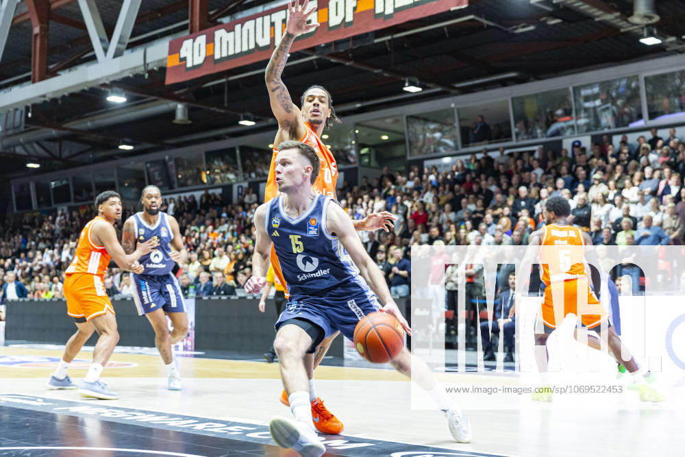 Basketball easyCredit BBL Bundesliga, NINERS Chemnitz Alba Berlin v l Kevin Yebo Niners Chemnitz and Martin Hermannsson Alba Berlin in a duel on the ball Chemnitz