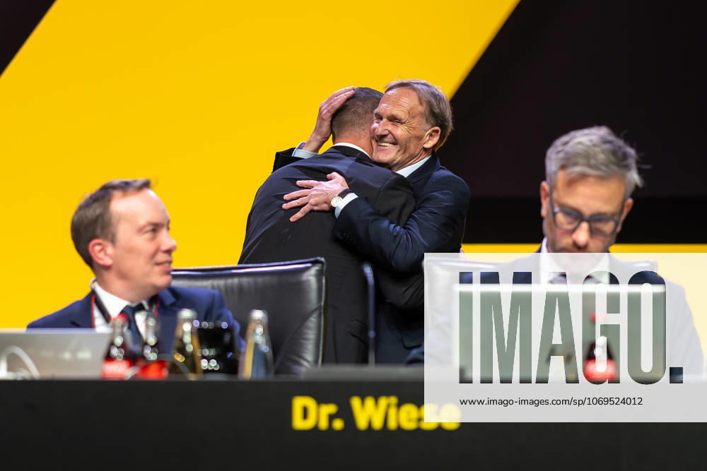 Football, Season 2025 2026, 1 Bundesliga, General Meeting Borussia Dortmund, f l Deputy President Daniel Lörcher Borussia Dortmund is embraced by President Hans Joachim Watzke Borussia Dortmund, Dortmund Messe Wetsfalenhalle NRW Germany xRHR PHOTO DEx