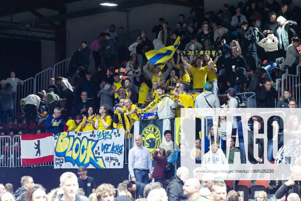 Basketball easyCredit BBL Bundesliga, NINERS Chemnitz Alba Berlin v l The game is over Final score 85 89 The men from the capital cheer and celebrate once again with their fans Chemnitz