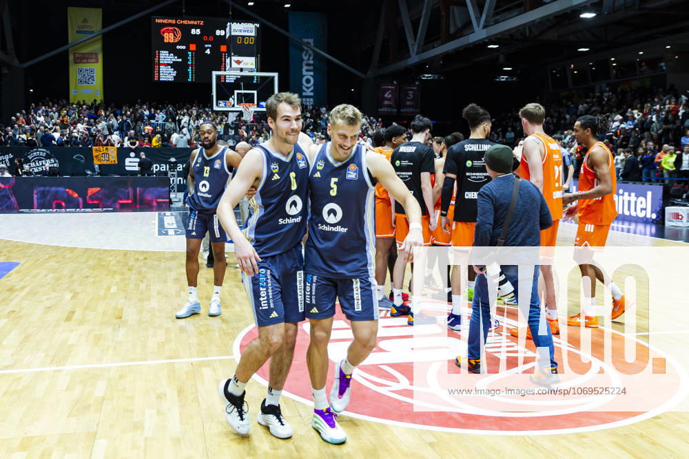 Basketball easyCredit BBL Bundesliga, NINERS Chemnitz Alba Berlin v l The game is over Final score 85 89 The men from the capital cheer and celebrate once again with their fans Chemnitz