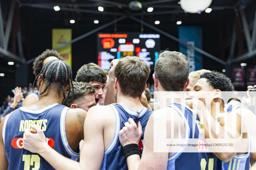 Basketball easyCredit BBL Bundesliga, NINERS Chemnitz Alba Berlin v l The game is over Final score 85 89 The men from the capital cheer and celebrate once again with their fans Chemnitz