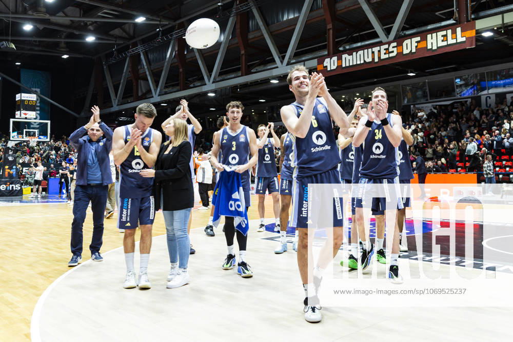 Basketball easyCredit BBL Bundesliga, NINERS Chemnitz Alba Berlin v l The game is over Final score 85 89 The men from the capital cheer and celebrate once again with their fans Chemnitz