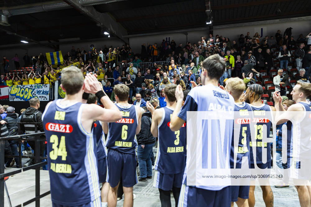 Basketball easyCredit BBL Bundesliga, NINERS Chemnitz Alba Berlin v l The game is over Final score 85 89 The men from the capital cheer and celebrate once again with their fans Chemnitz