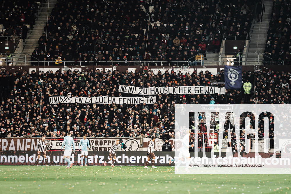 Soccer Men Season 2025 2026 Soccer Bundesliga 11 Matchday FC St Pauli vs 1 FC Union Berlin 23 11 2025 St Pauli fans banner Nein Zu Häuslicher Gewalt Unidxs En La Lucha Feminista Hamburg Millerntor Stadion Hamburg Germany